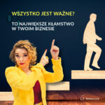 Barbara Lech w żółtej marynarce wskazuje palcami w górę na drewnianą figurkę człowieka wchodzącego po schodach. Obok widnieje duży napis: Wszystko jest ważne? To największe kłamstwo w Twoim biznesie.