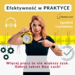 Barbara Lech w czarnym t-shircie trzyma w jednej ręce żółty budzik, a drugą ręką na niego wskazuje. Tło jest żółto-białe z grafiką fal dźwiękowych i kół zębatych. Na górze napis: Efektywność w PRAKTYCE, na dole: Więcej pracy to nie większy zysk. Odkryj sekret Basi Lech!