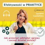 Kwadratowa okładka podcastu Efektywność w Praktyce na żółtym tle. Na zdjęciu uśmiechnięta Barbara Lech w jasnej koszuli. Na grafice widoczne są ikony słuchawek, kół zębatych, zegara oraz fali dźwiękowej, a także napis: Jak przestać odkładać sprawy i zacząć działać dzisiaj?