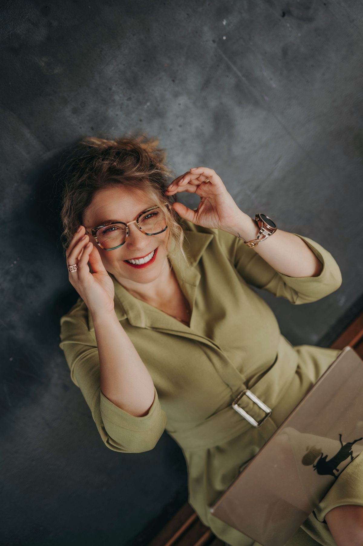 Uśmiechnięta Barbara Lech poprawiająca okulary